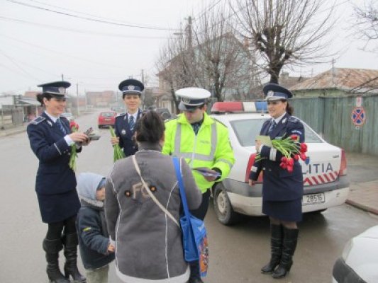 Poliţiştii au împărţit flyere şi flori în mediul rural: 